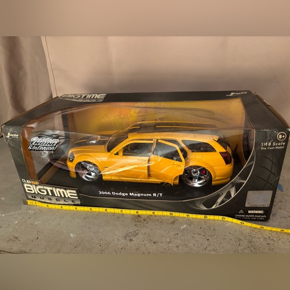 Bigtime Muscle 2006 Dodge Magnum R/T - Bright Yellow